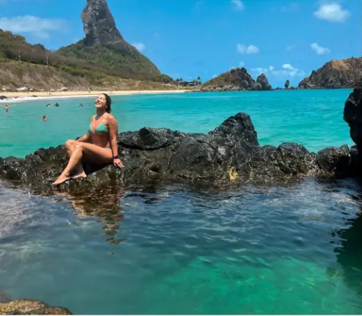 Piscina natural do Buraco do Galego com o Morro do Pico ao fundo