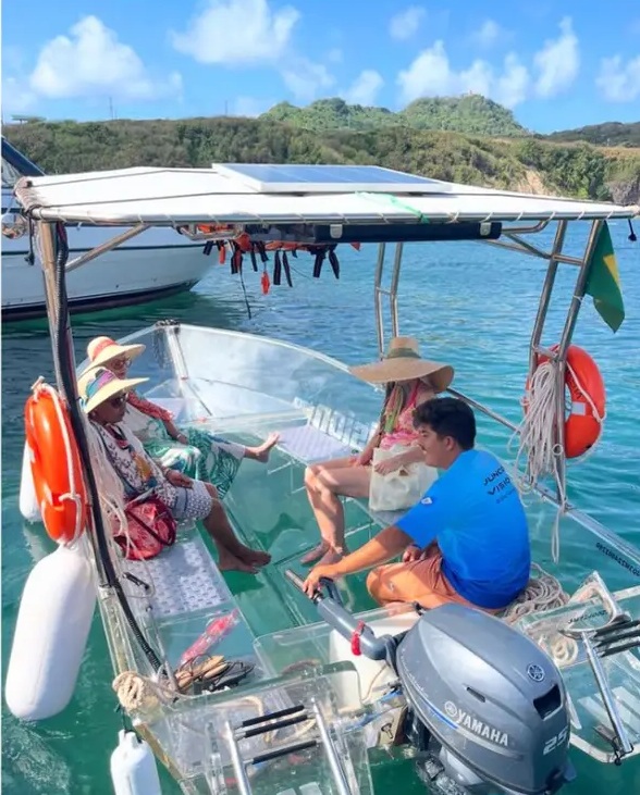 Lancha acrílica com passageiros em Fernando de Noronha