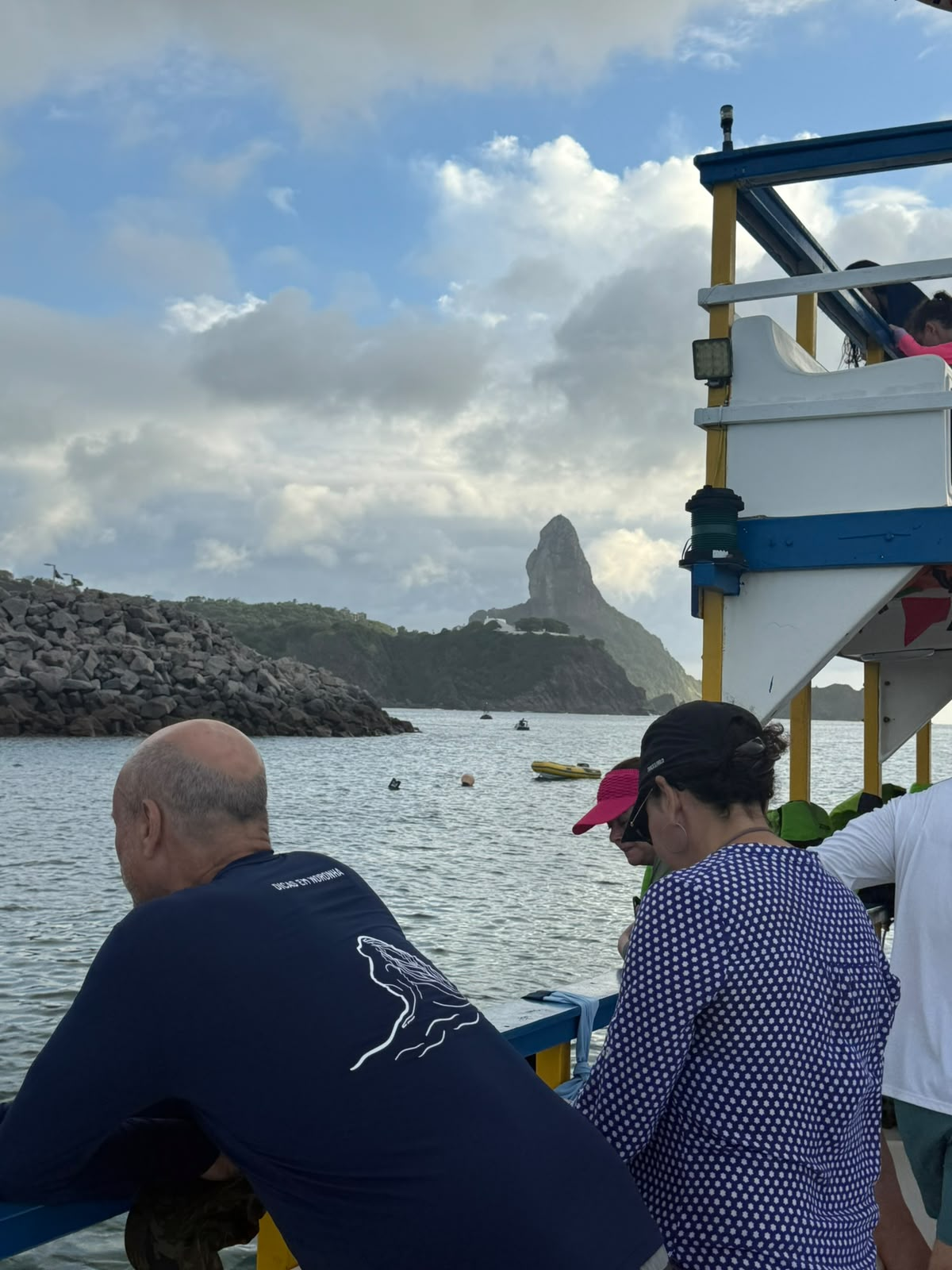 Passageiros no catamarã próximo ao Porto de Fernando de Noronha