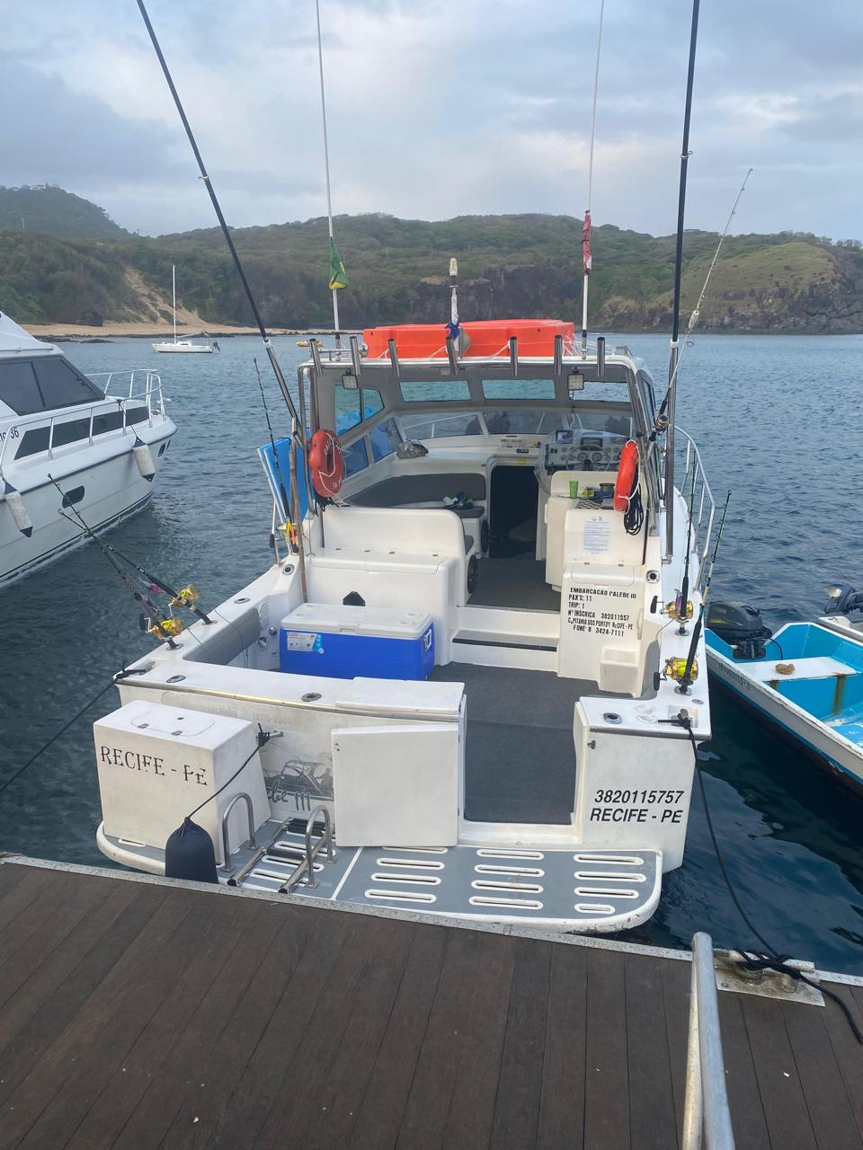 Embarcação de pesca oceânica navegando em Fernando de Noronha