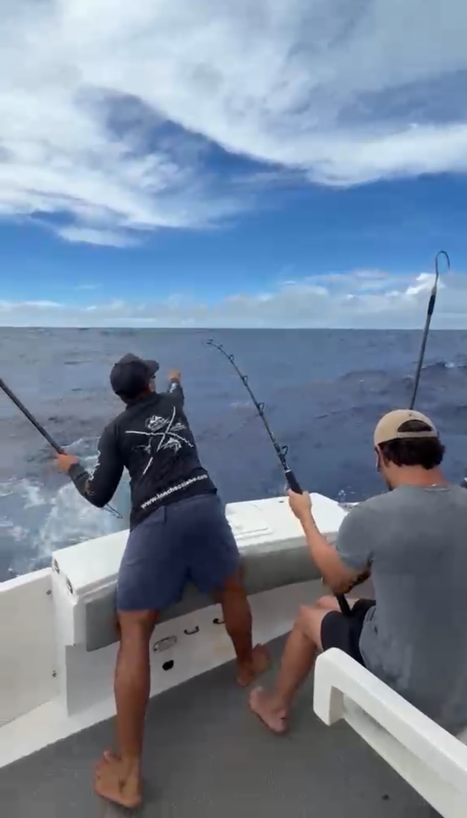 Pescador em ação durante a pesca oceânica em Fernando de Noronha