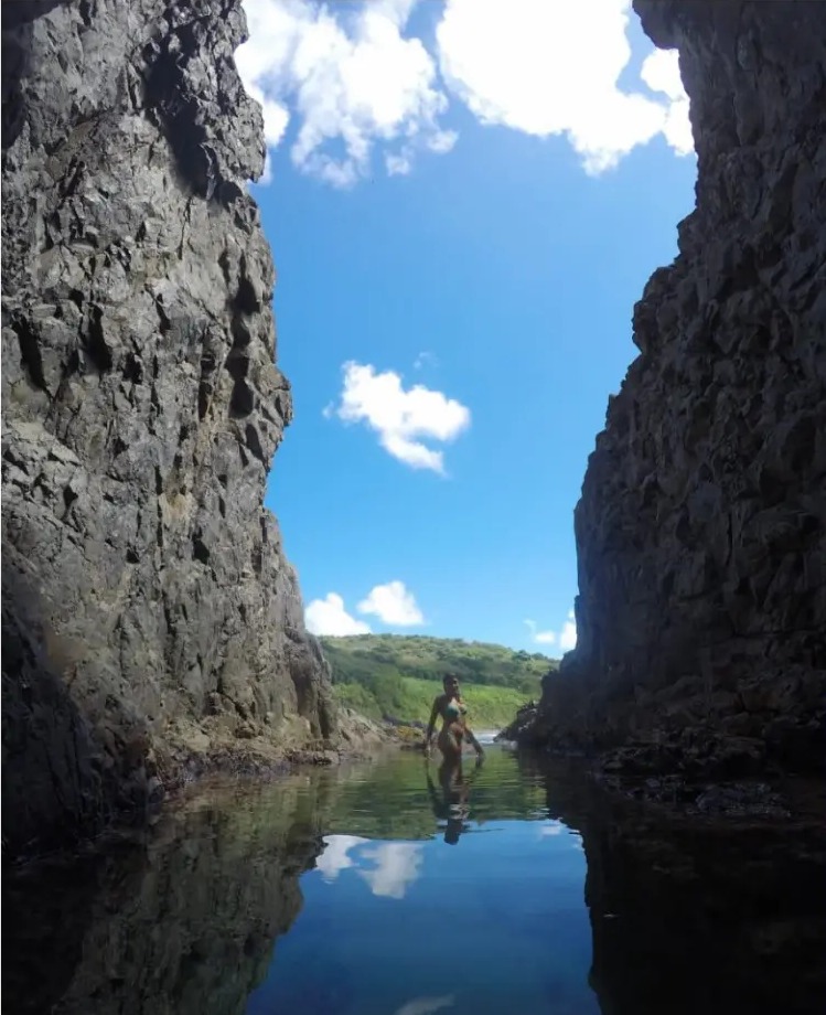 Piscina natural entre as formações rochosas da Lasca da Velha