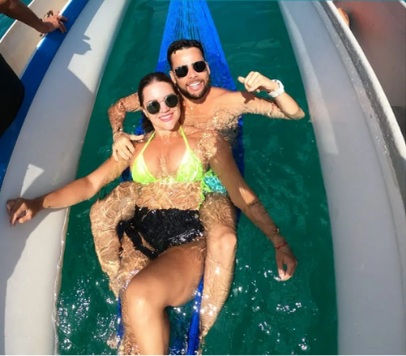 Casal relaxando na rede central da canoa havaiana