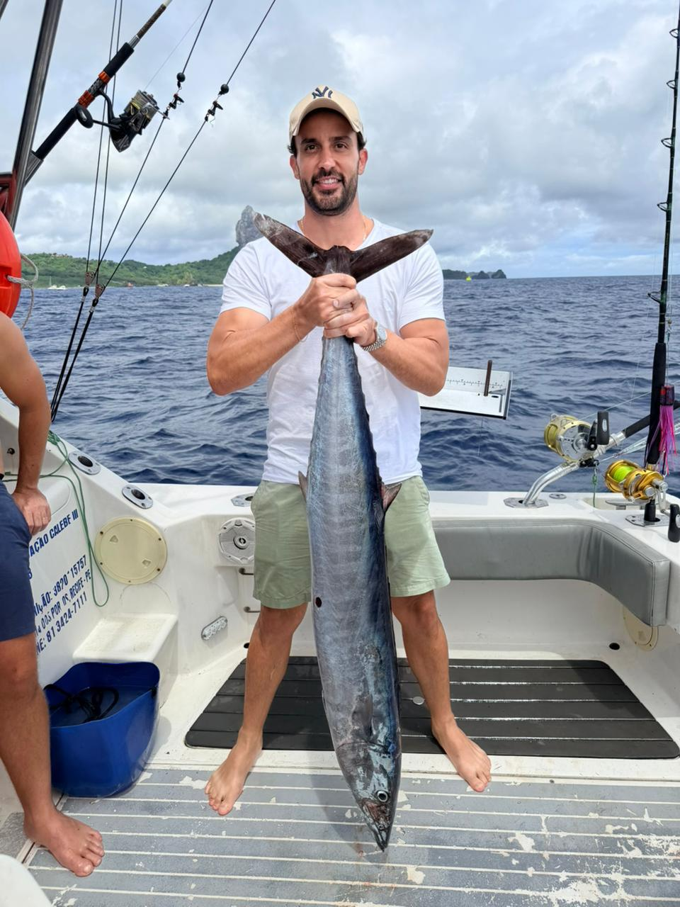 Pescador com um wahoo capturado no barco de pesca em Noronha