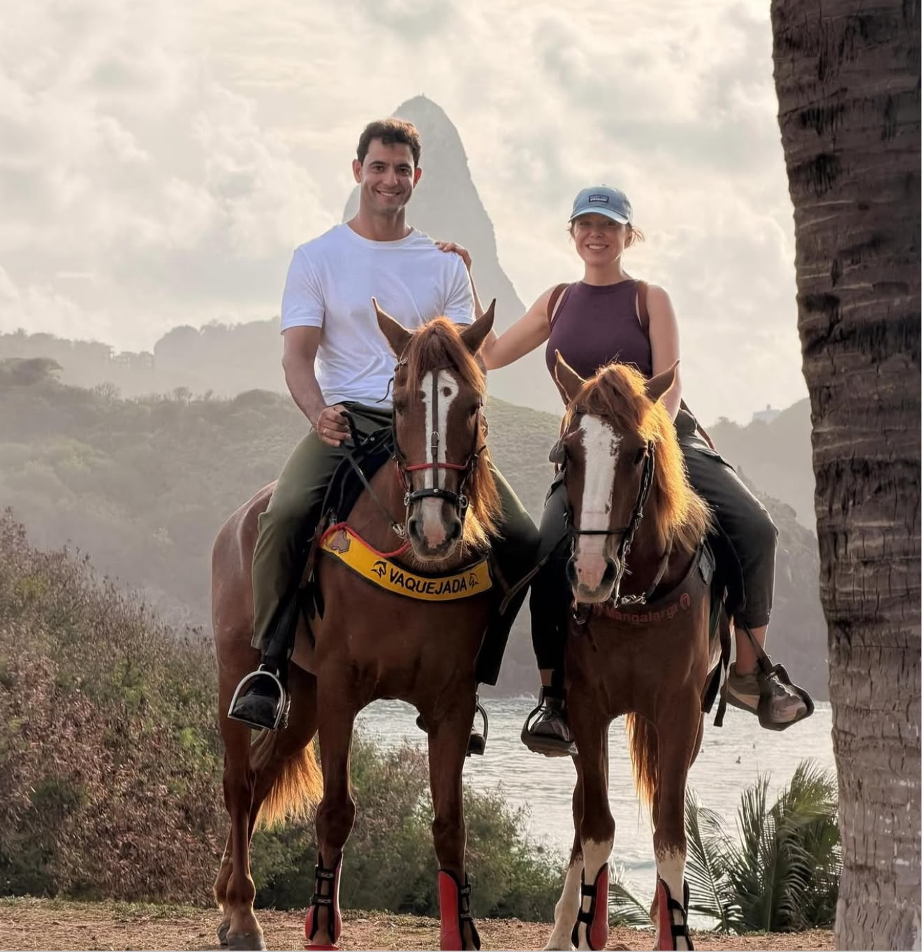Casal a cavalo com o Morro do Pico ao fundo