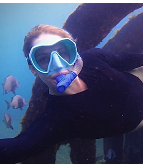 Mergulhadora de snorkel próxima à estrutura do naufrágio