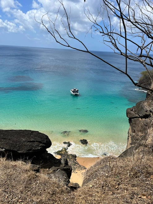 Vista do mar cristalino durante o Ilha Tour em Noronha