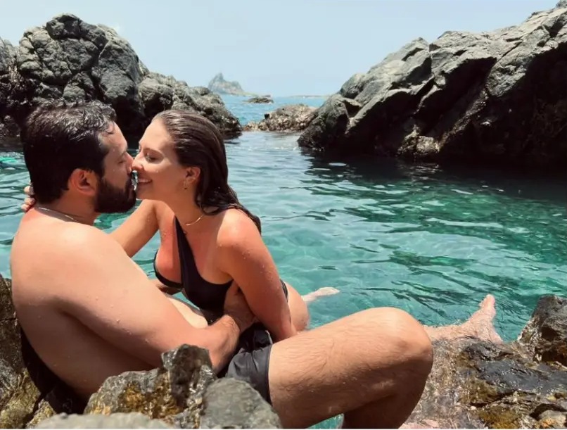 Casal na piscina natural do Morro de Fora