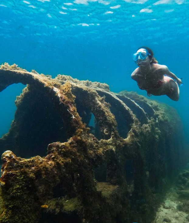 Mergulhadora explorando os destroços submersos do navio