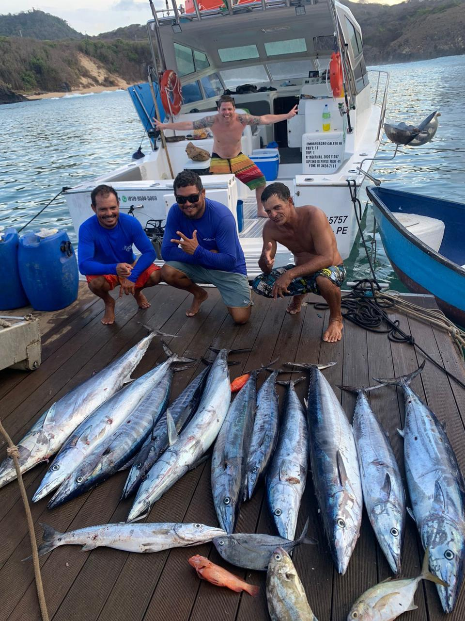 Pescadores com a captura do dia no cais de Fernando de Noronha