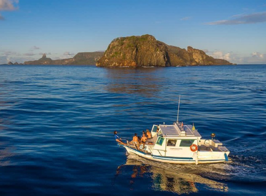 Barco da Catarina — lancha privativa em Fernando de Noronha